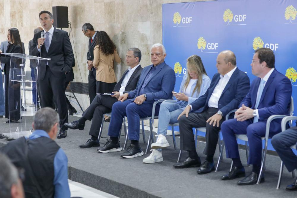 Capa da notícia: Governador Ibaneis Rocha sanciona lei que permite negociação direta de dívidas com o GDF